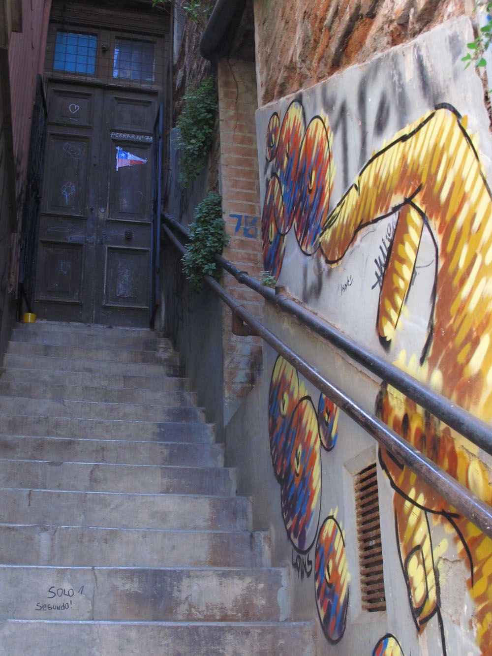 Valparaiso, Chile: graffiti doorway