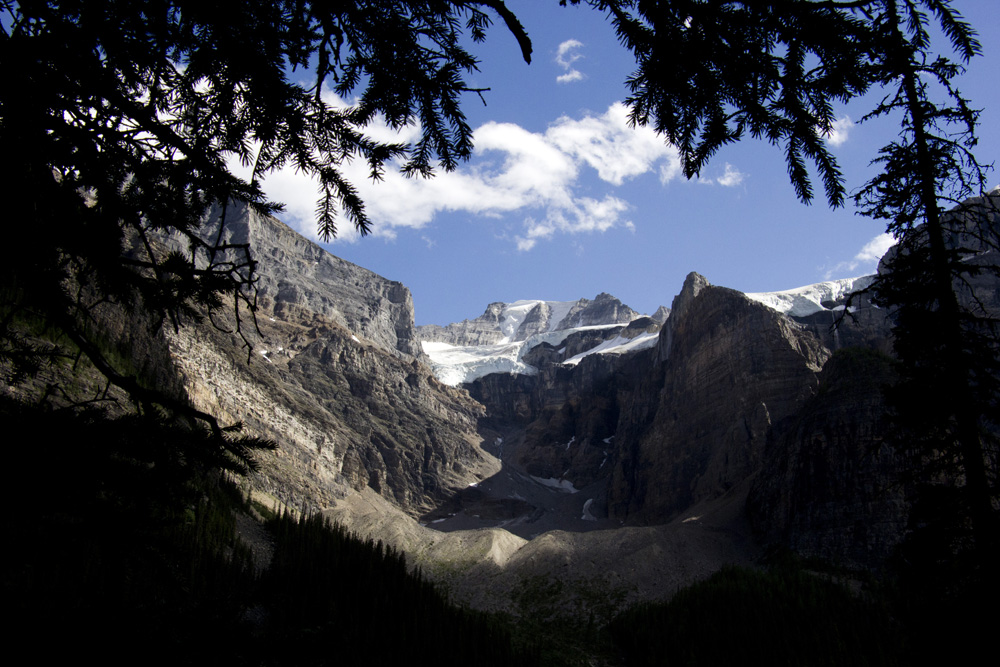 Glacier peaks around Lake Moraine | Banff, Canada