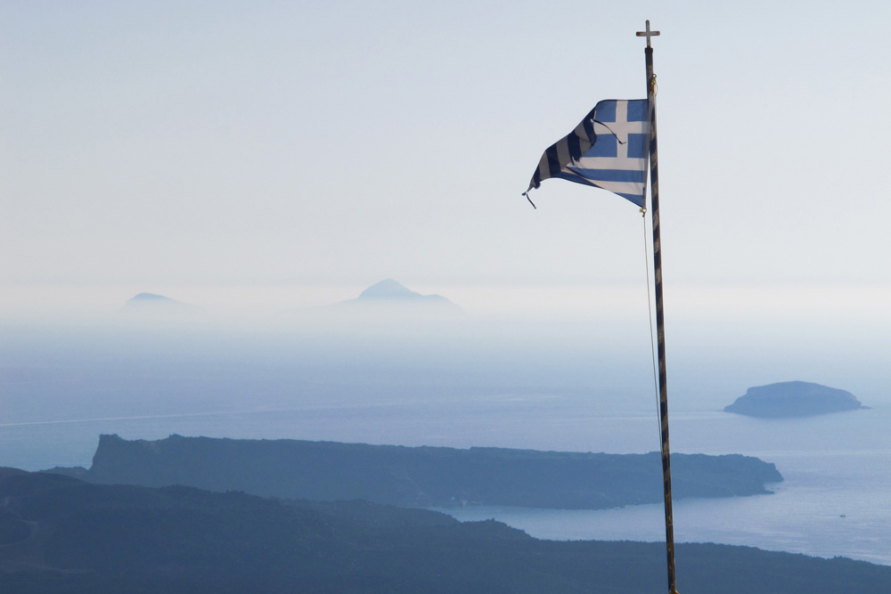 Greek flag over the caldera | Santorini, Greece