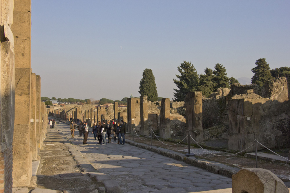 Tour on an avenue | Pompeii, Italy