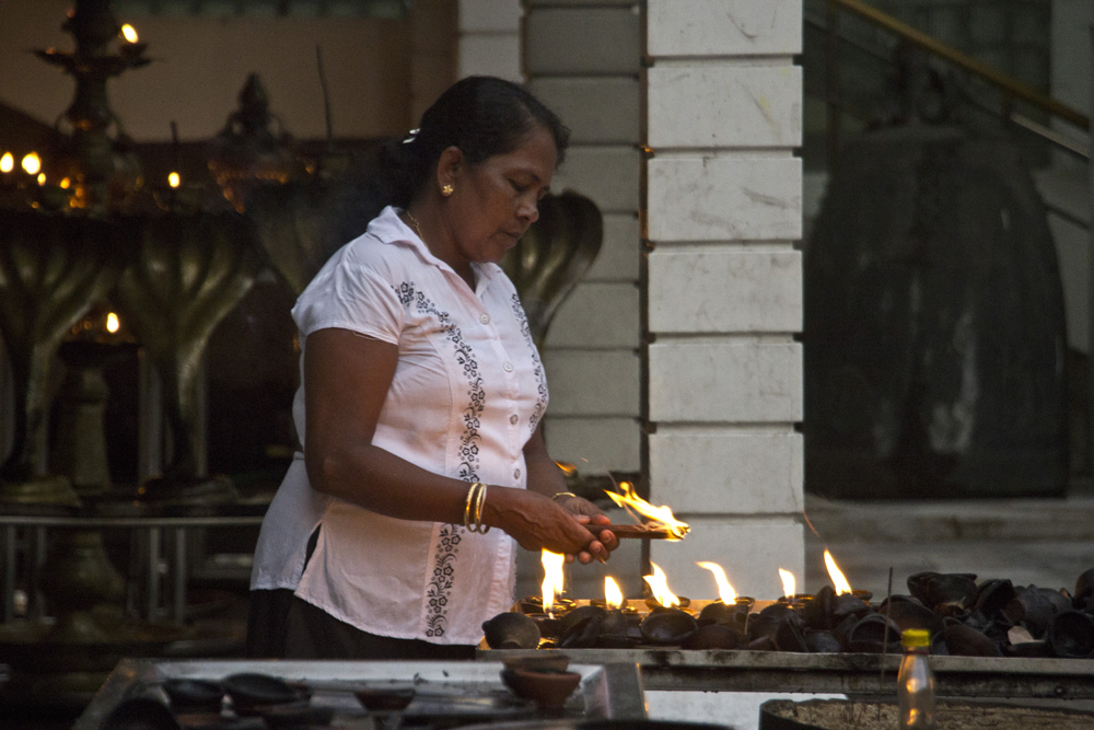 Lighting candles at Gangaramaya Temple | Colombo, Sri Lanka