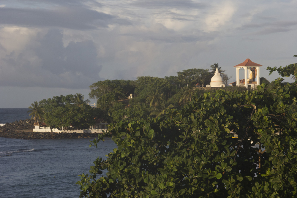 Morning light hits the Buddhist temple | Unawatuna, Sri Lanka