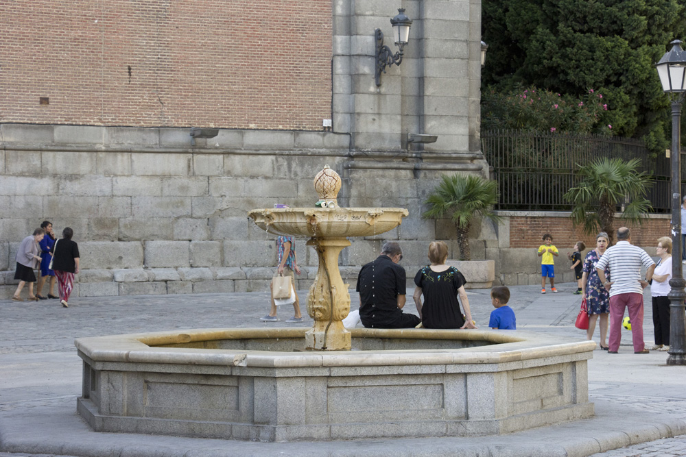 Fountain in early evening in La Latina | Madrid, Spain