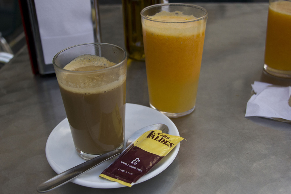 Cafe con leche and orange juice | Seville, Spain