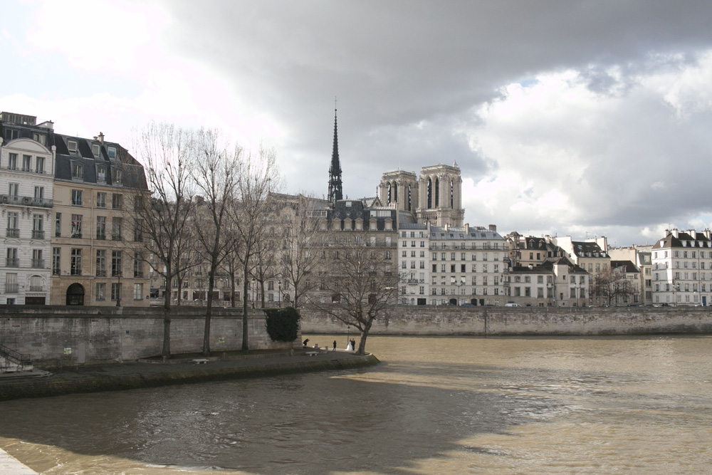 Bridal photo shoot on the Seine | Paris, France