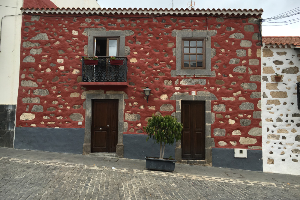 Red cobble building in Santa Brigida | Gran Canaria, Spain