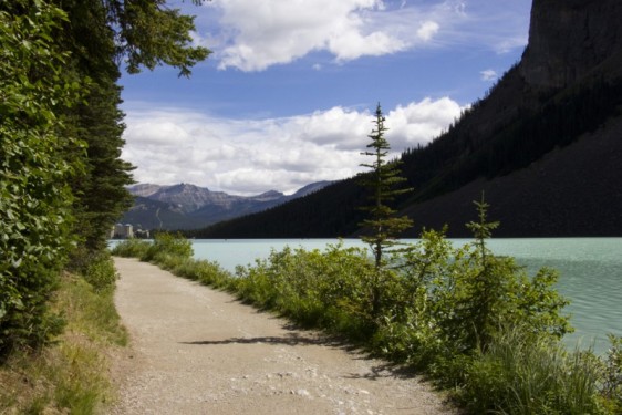 Lakeside trail with the Fairmont at Lake louise | Banff, Canada