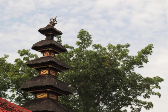Balinese Hindu tower | Nusa Lembongan, Indonesia