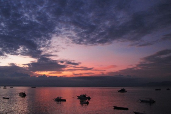 Vivid purple sunset over the Indian Ocean | Nusa Lembongan, Indonesia
