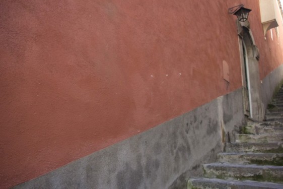 Red walls along a staircase | Positano, Italy