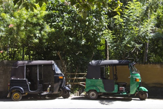 Tuk tuk parallel parking | Unawatuna, Sri Lanka