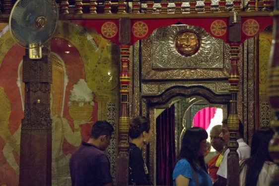 Waiting to see the tooth| Kandy, Sri Lanka