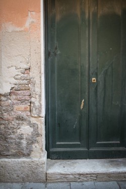 Crumbling doorway | Venice, Italy