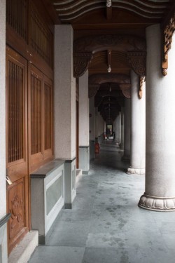 Hallway symmetry | Jing An Temple, Shanghai, China